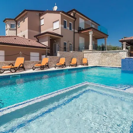Vila In Near Amphitheater *