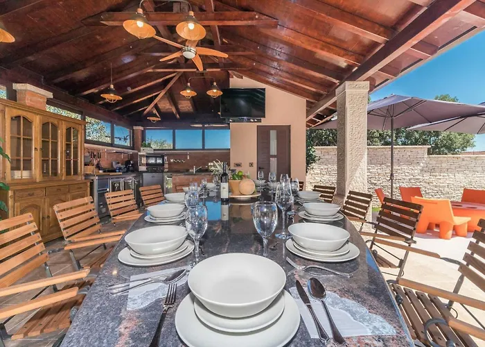 Villa In Near Amphitheater Valtura